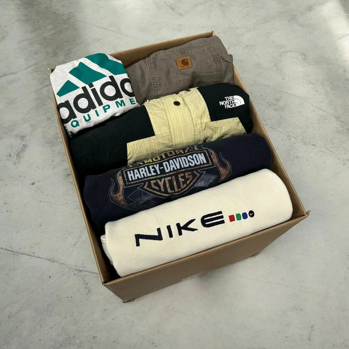RESELLER BOX 8 BAÑADORES DE MARCA Y VINTAGE